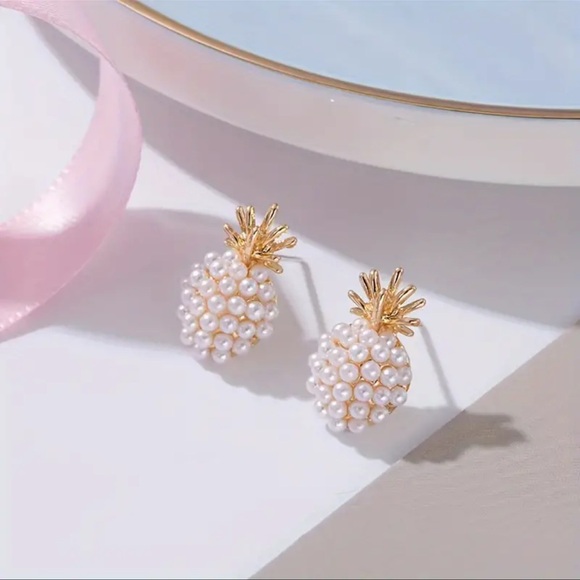 Pair of Freshwater Pearl Pineapple Stud Earrings, Elegant and Cute Style - Picture 4 of 4